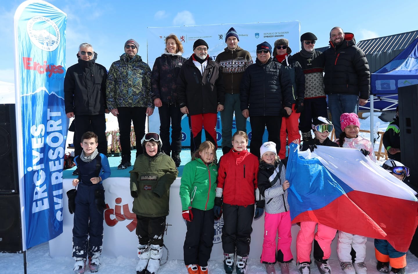 BÜYÜKKILIÇ, 5'İNCİ DİPLOMATİK KAYAK YARIŞI’NDA DERECEYE GİRENLERE ÖDÜLLERİ TAKDİM ETTİ