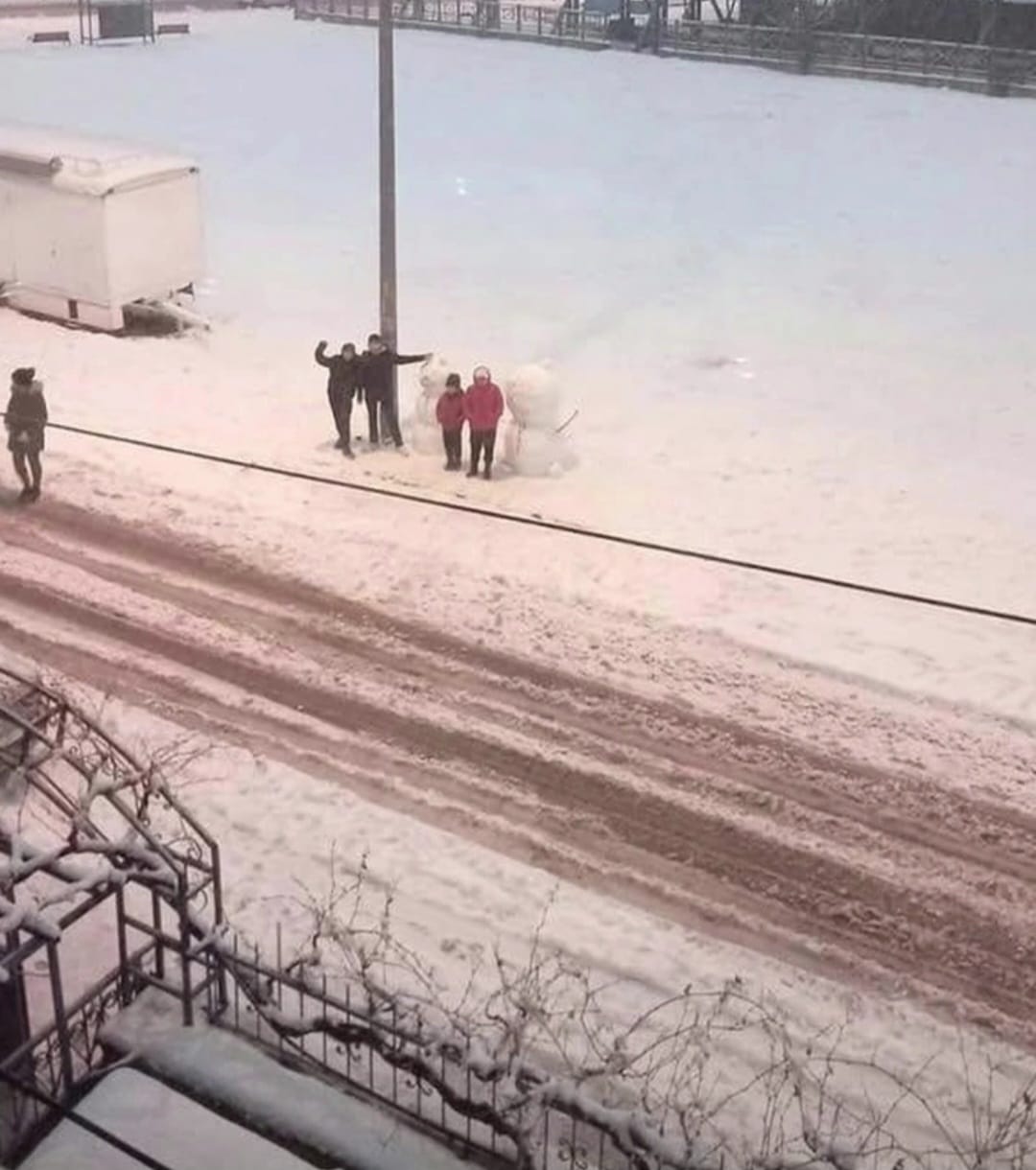 Kış ayının güzel yanı olan Kardan Adam yapılması!  Çocukların eğlencesi olan kar yağışı sonrası çocuklar lardan adam yaparak eğlendiler. Bazı çocuklar ise karda bugün eğlence coşkusunu kayarak yaşadılar....
