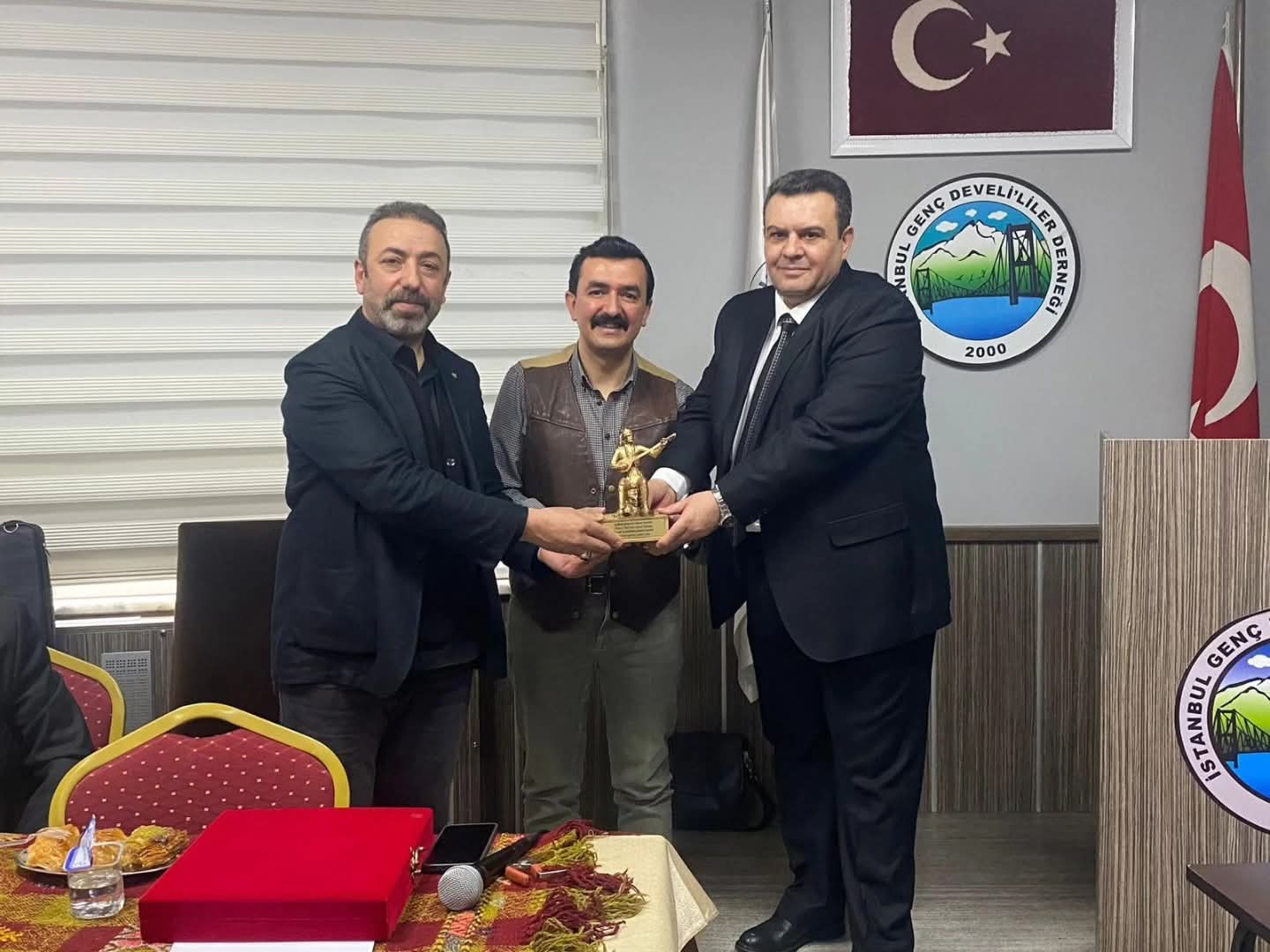 İSTANBUL GENÇ DEVELİLİLER DERNEĞİNDEN   HALEF-SELEF KONGREDE HEP BİR ARADA 