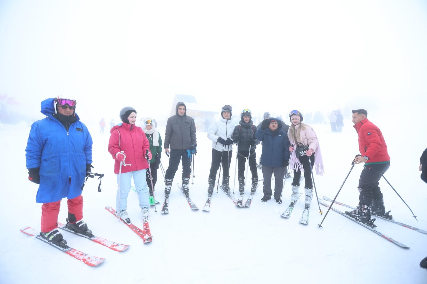 BAŞKAN BÜYÜKKILIÇ, HAFTA SONU DOLUP TAŞAN ERCİYES’TE KAYAK TUTKUNLARI İLE BİR ARAYA GELDİ