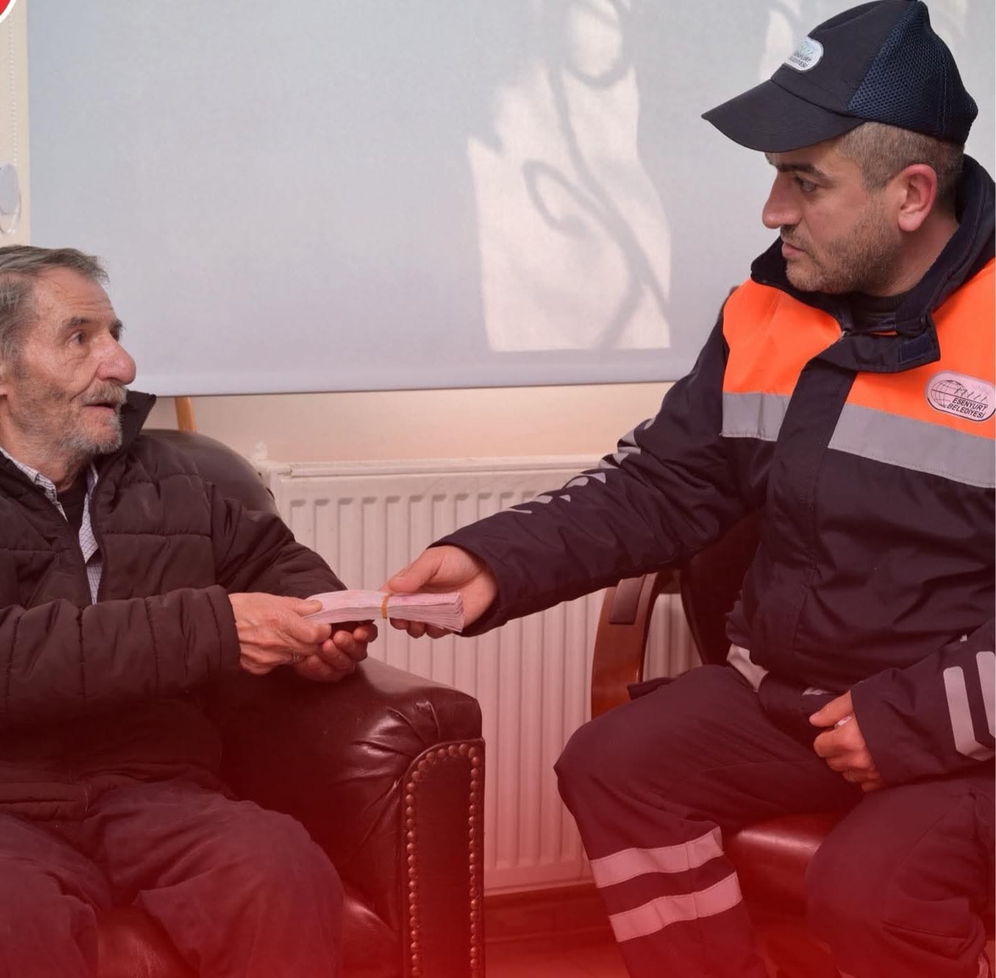 İstanbul’da temizlik personeli, yerde bulduğu para dolu poşeti sahibine teslim etti.