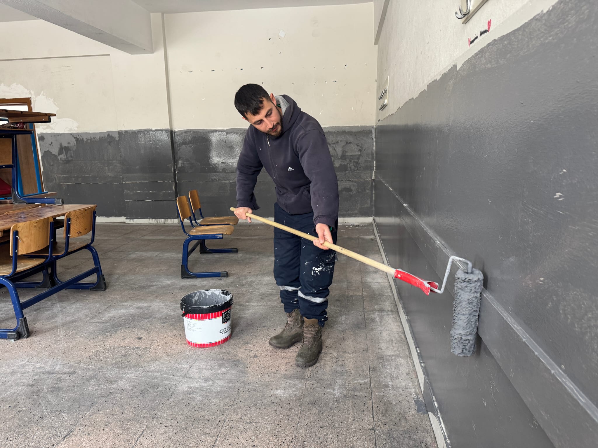 BÜYÜKŞEHİR’DEN EĞİTİM YUVASINDA BOYA ÇALIŞMASI: TEMİZ SINIFLAR MUTLU ÖĞRENCİLER