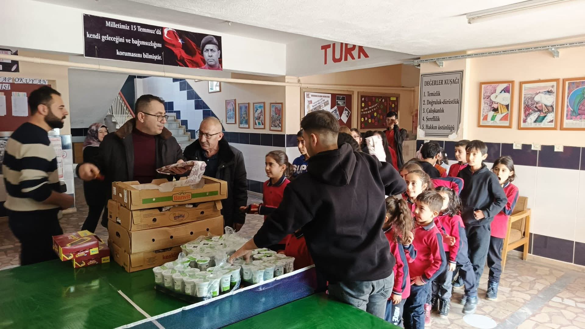 2025-2026 Eğitim ve Öğretim Yılı’nın 2’nci döneminde Merkez Selçuk İlköğretim Okulu’nda öğrencilere pide, ayran ve çikolata ikramı yapıldı. Gerçekleştirilen ikram, öğrenciler tarafından memnuniyetle karşılandı. Etkinlik, okulda hoş bir atmosfer oluşturdu.