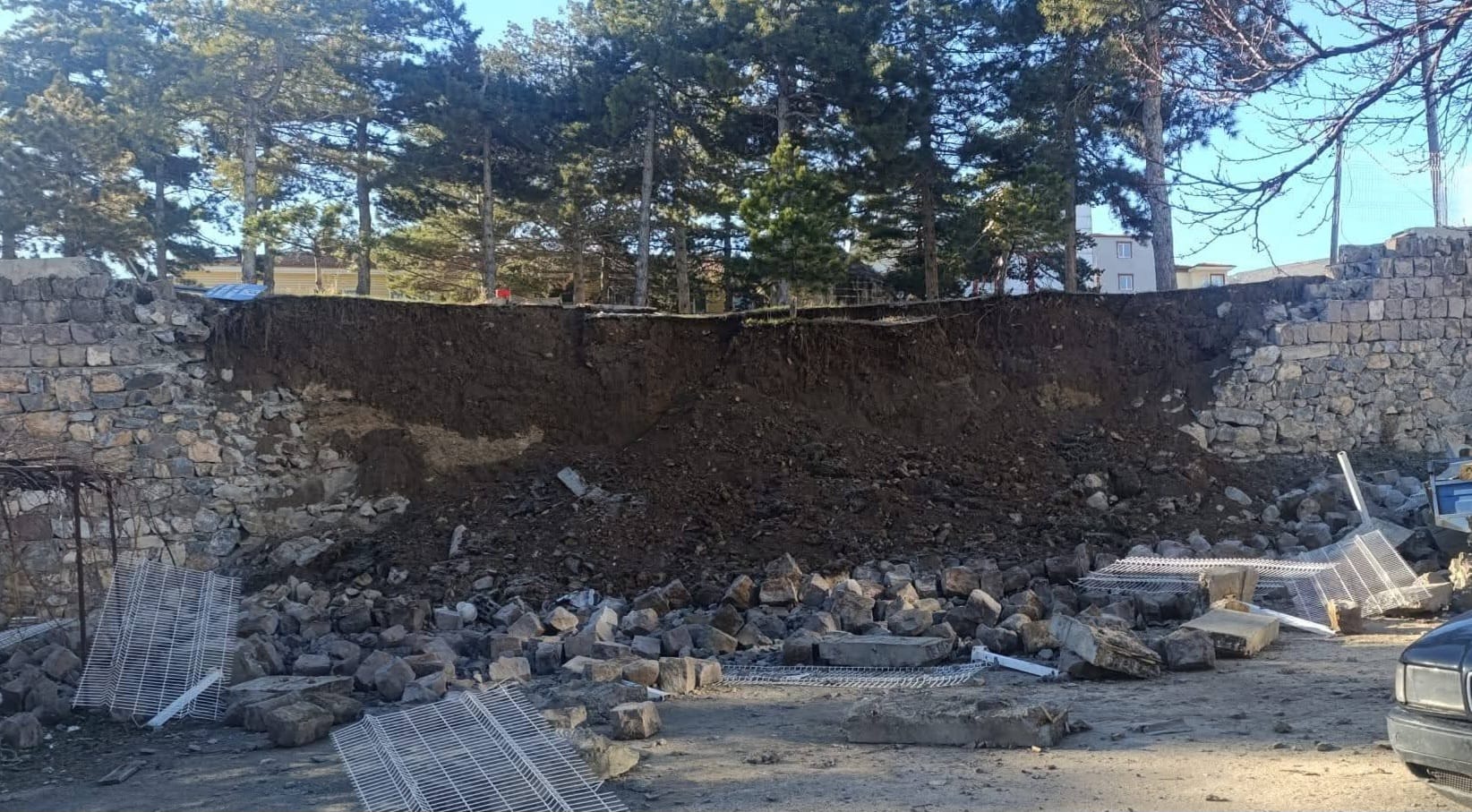 Yahyalı’da istinat duvarı çöktü