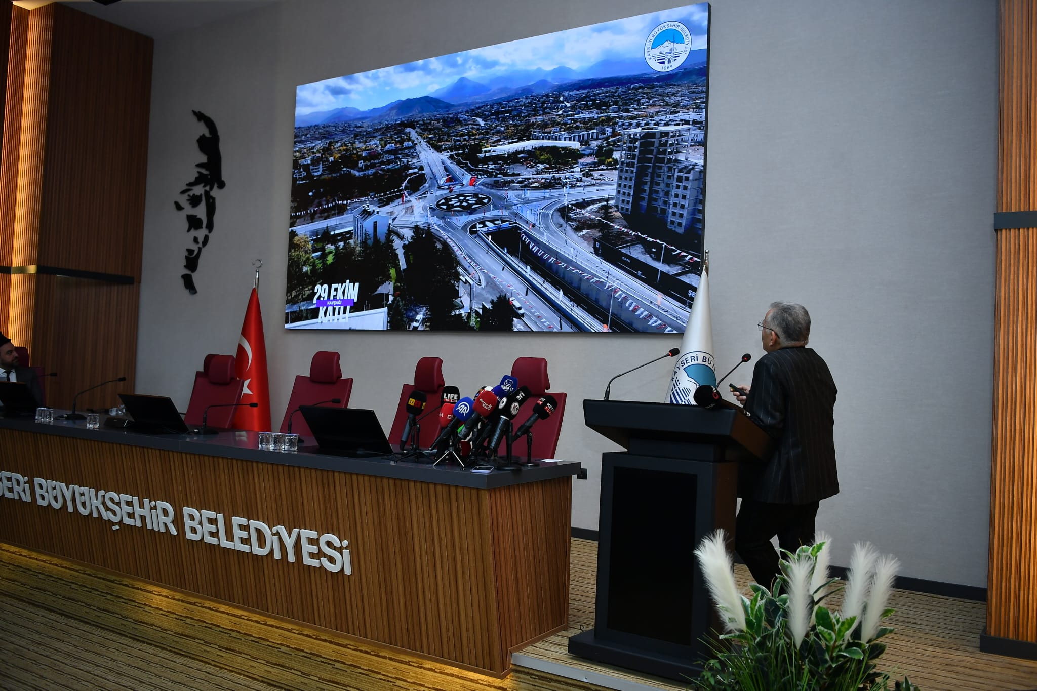 BAŞKAN BÜYÜKKILIÇ’TAN ULAŞIM HAMLESİ: 2,4 MİLYAR TL’LİK 5 YENİ KATLI KAVŞAK, 16 KİLOMETRE YOL DÜZENLEMESİ