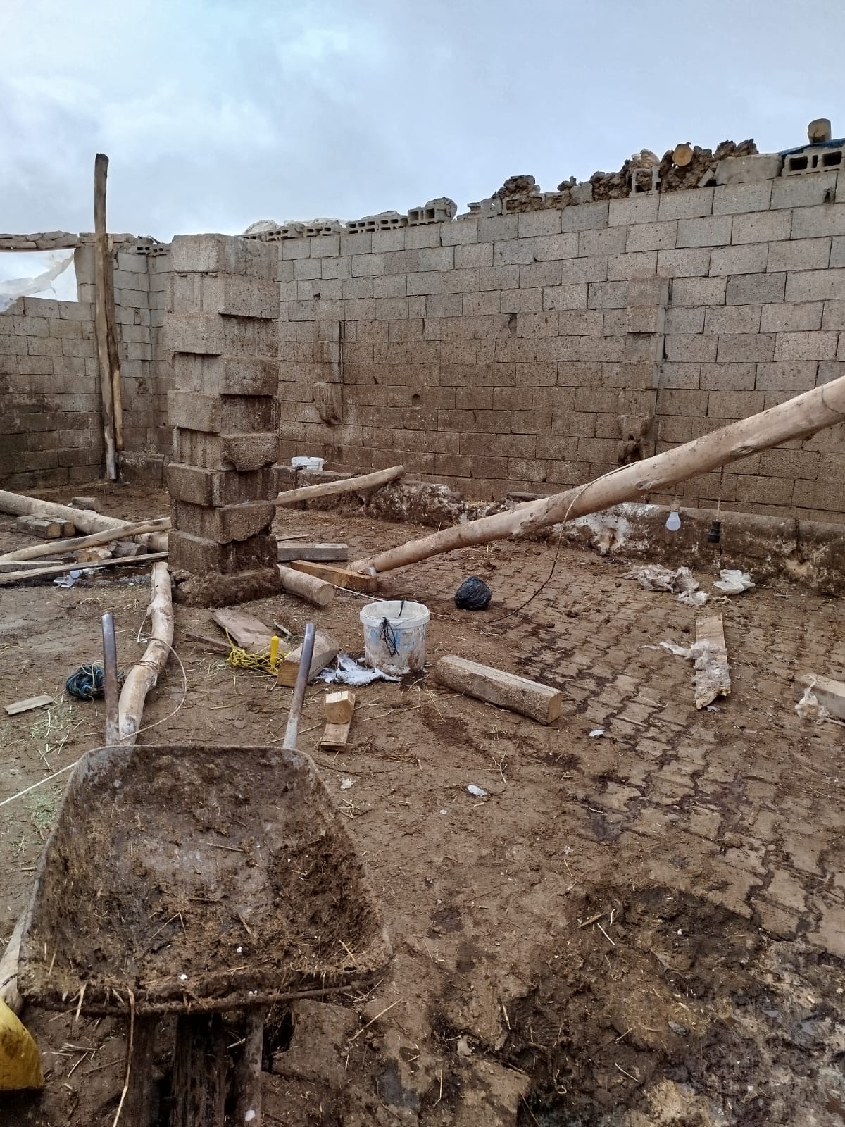 DEVELİ-ÇOMAKLI KÖYÜNDE TİPİ VE AŞIRI RÜZGAR,  BESİ İŞLETMESİNİN ÇATISINI UÇURDU