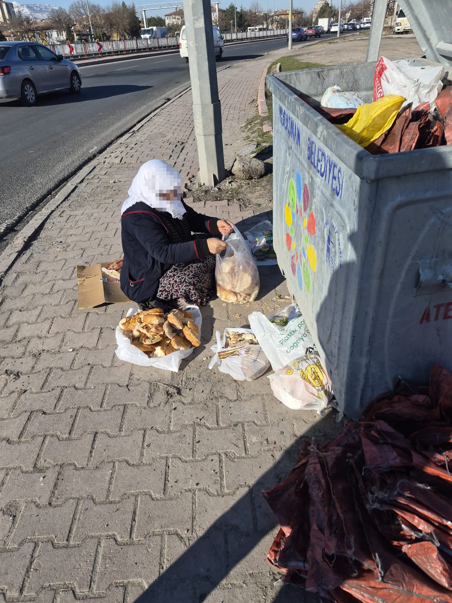 BÜYÜKŞEHİR ZABITASI, EVDEN GETİRDİKLERİ EŞYALARLA DUYGU SÖMÜRÜSÜ YAPAN DİLENCİLERE GÖZ AÇTIRMIYOR