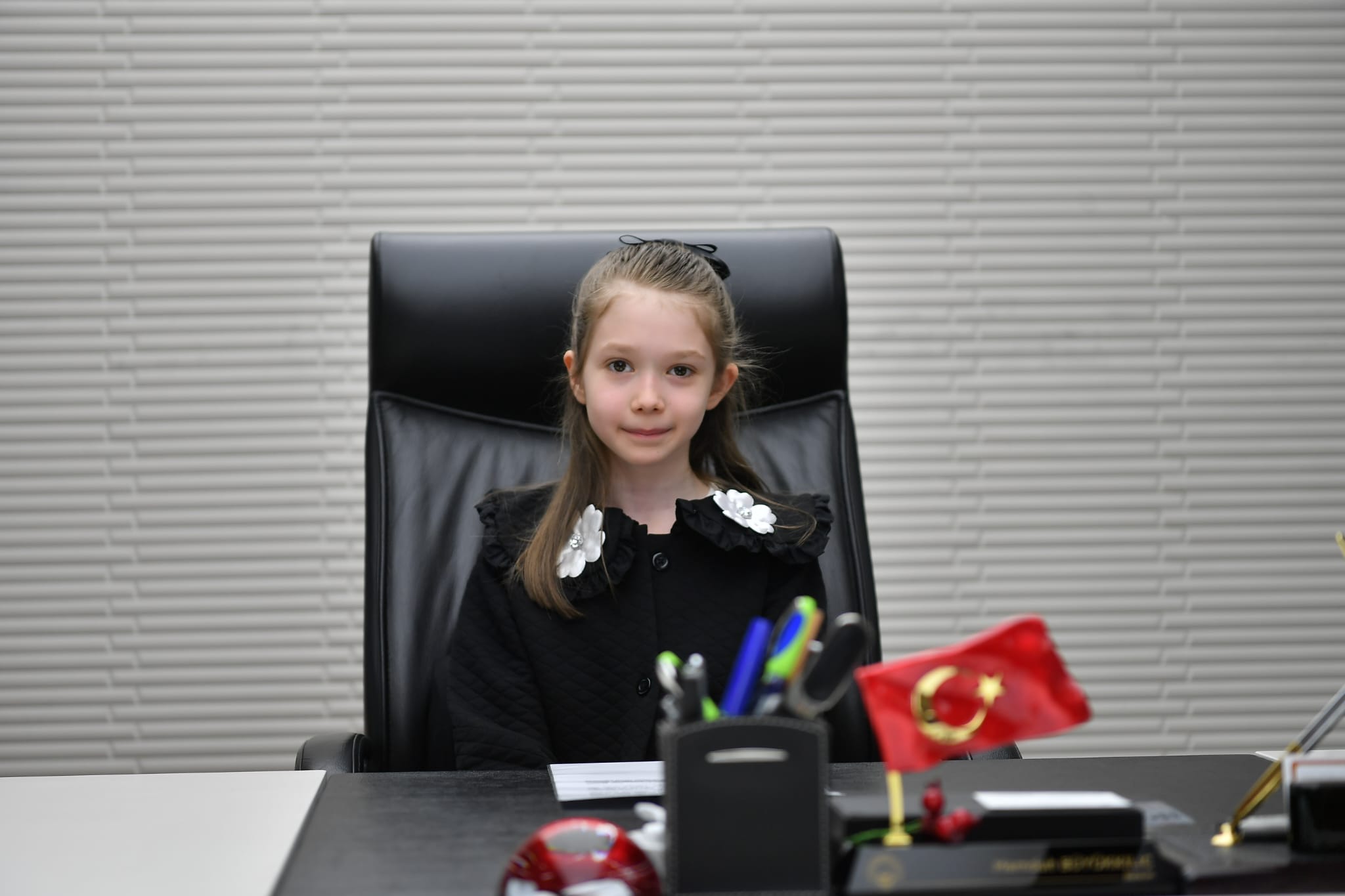 BÜYÜKŞEHİR’DE BAŞKANLIK KOLTUĞUNA MİNİK ZEYNEP OTURDU